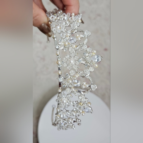 ?Vintage Inspired Silver Sparkly Tiara with Crystals And Pearls? main image 11